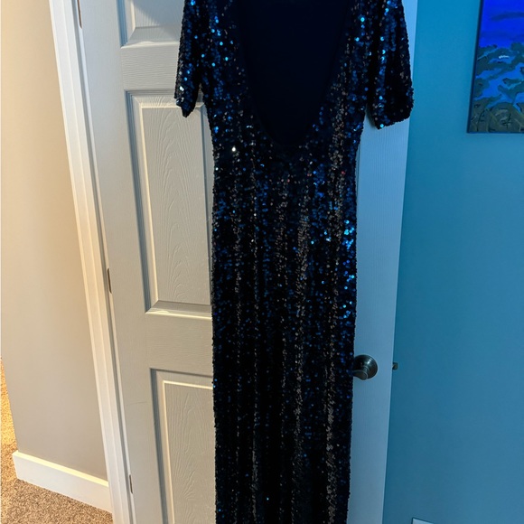 Formal full-length gown, fully blue sequenced, low-scooped back by BCBG MaxAzria - Picture 3 of 4